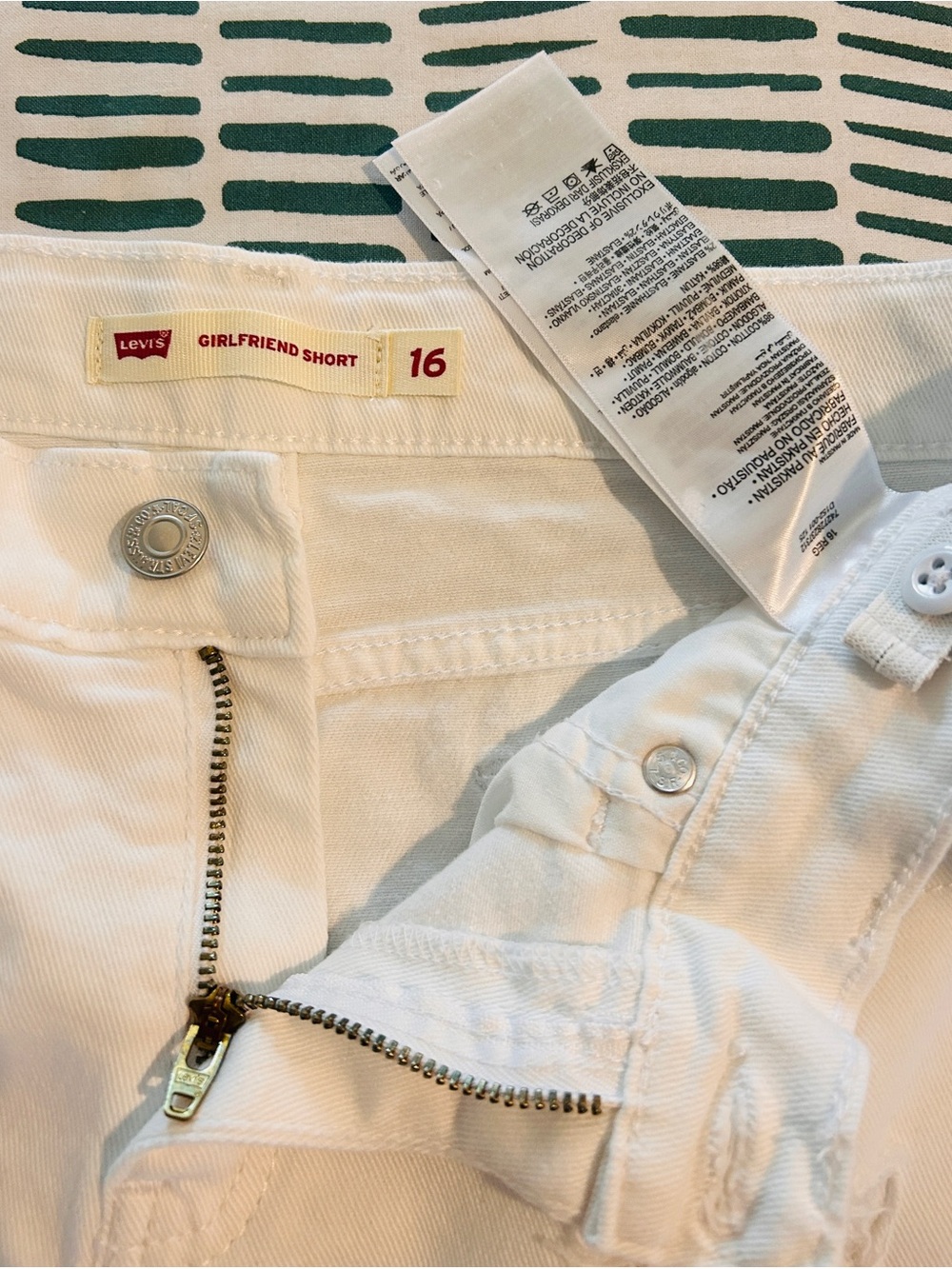 Levi’s White Distressed Denim Shorts | Frayed Hem | Size 29/Girls 16 NWOT - Picture 6 of 7